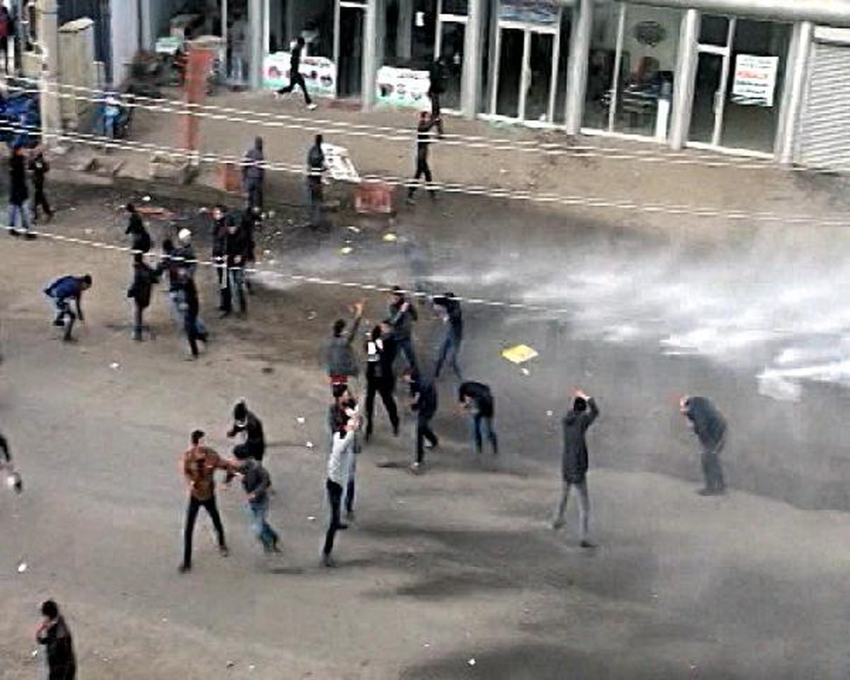 Cizre\'de Olaylı Elektrik Protestosu, Dedaş Binasının Camları Kırıldı