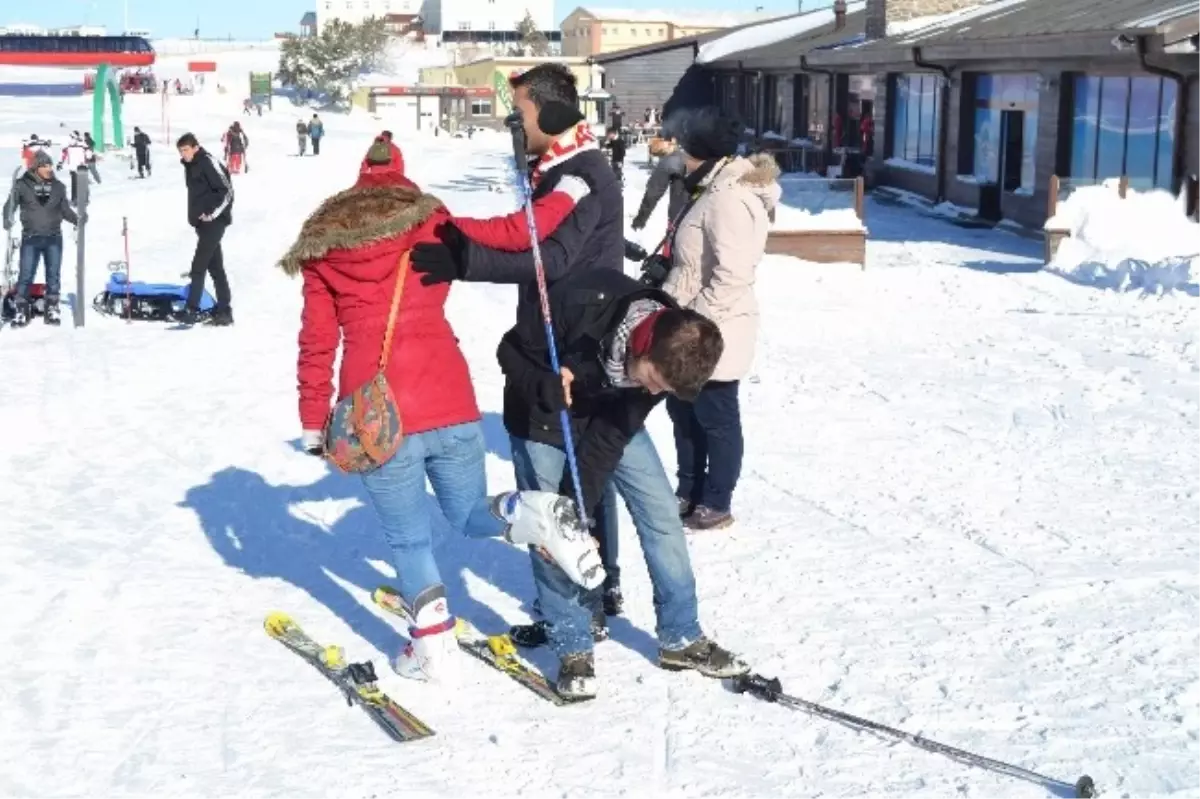 Erciyes\'te Kayak Malzeme Satışı Yapan Esnafın Yüzü Gülüyor