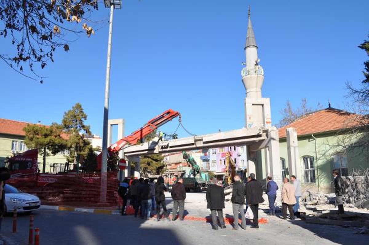 Görüntüyü Bozan Üstgeçit Yıkıldı