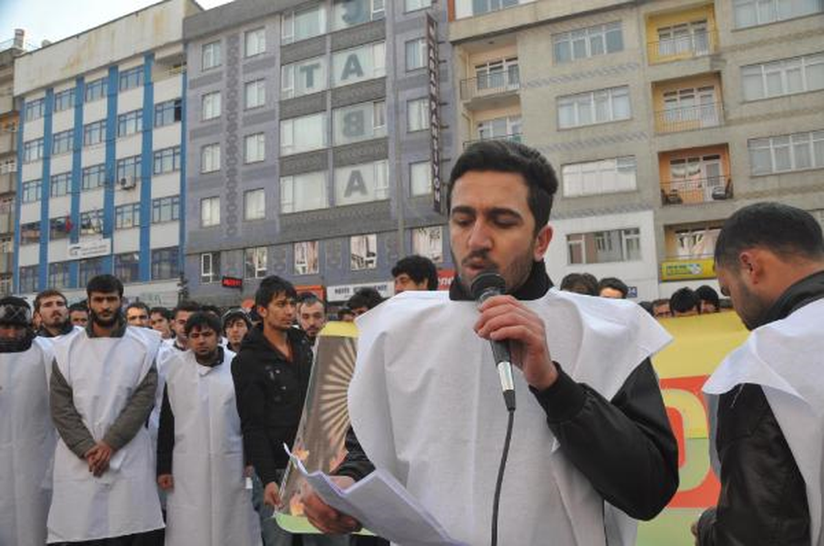 Hakkari\'de Üniversitesi Öğrencileriden Kefenli Anma