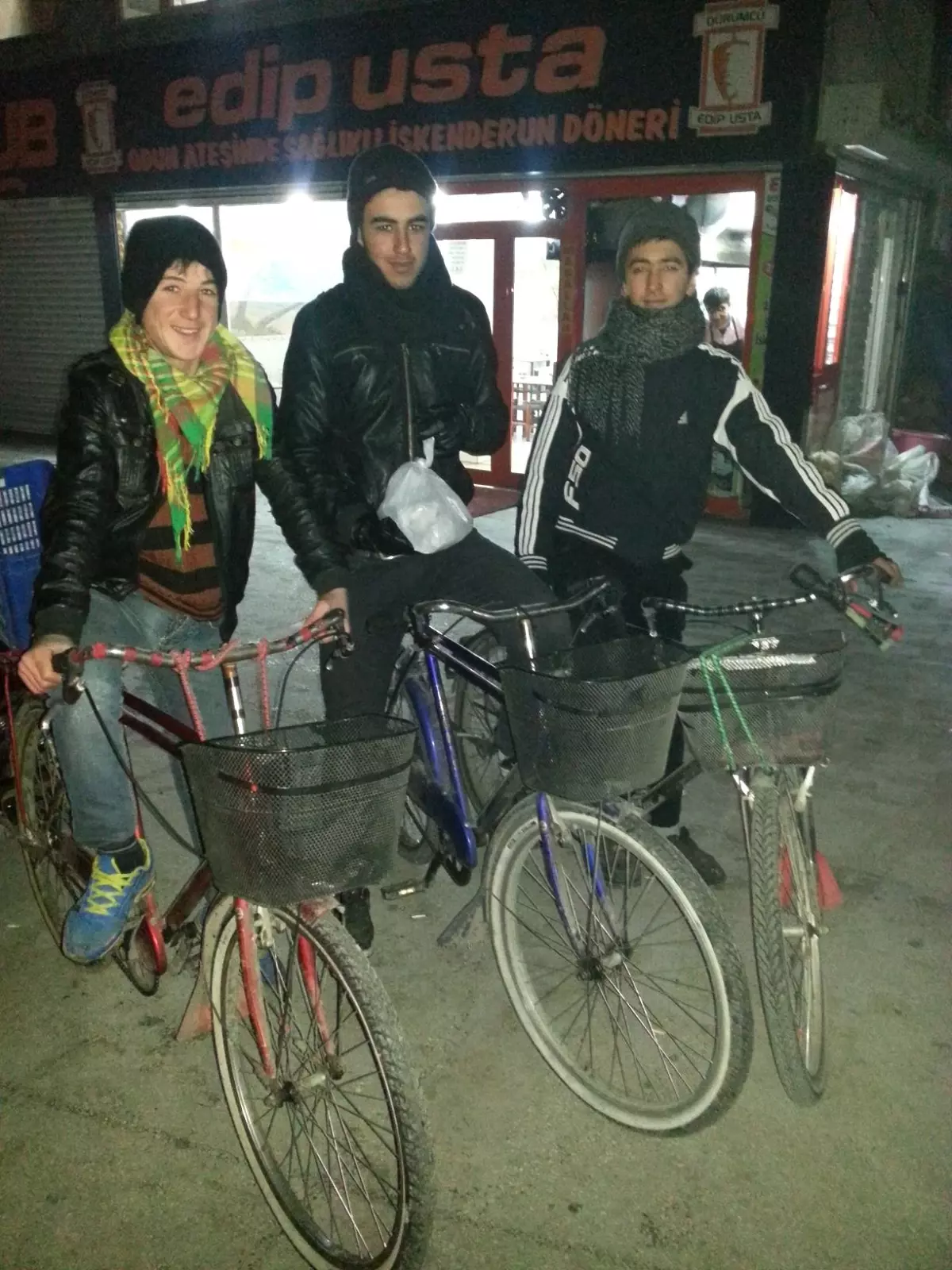 Hem Çalışıyorlar Hem Okuyorlar