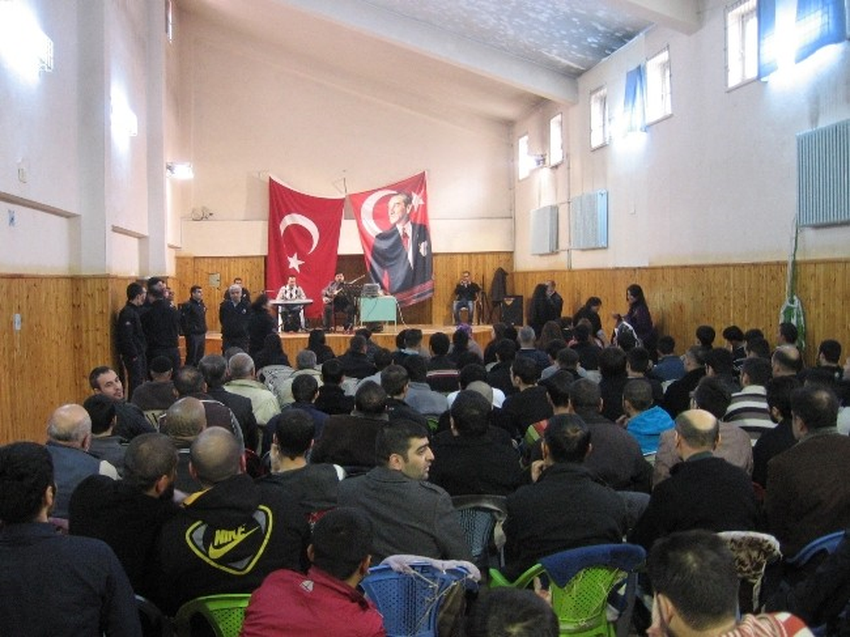 Hükümlü ve Tutuklular Konserde Eğlendi