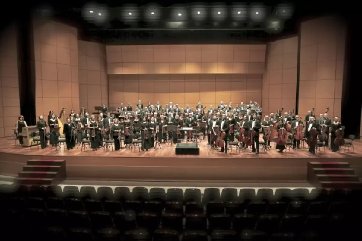 İDSO 2004\'e Ossıpov Balalayka Topluluğu ile Merhaba Diyor