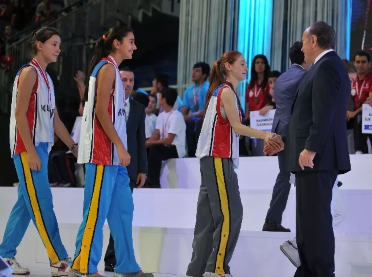 İstanbul Büyükşehir Belediyesi\'nden 60 Yeni Okul Spor Salonu