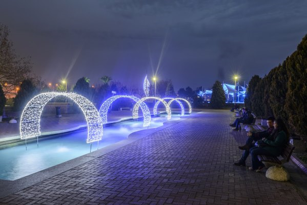 İzmir\'de Yeni Yılı "Işıltılı" Karşılıyor