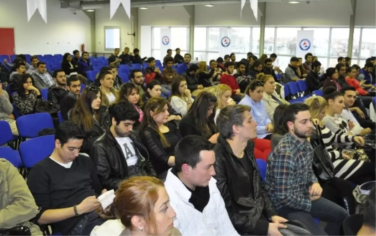 İzmir Üniversitesi\'nde "Sinema, Medya ve Toplumsal Değişim" Konferansı