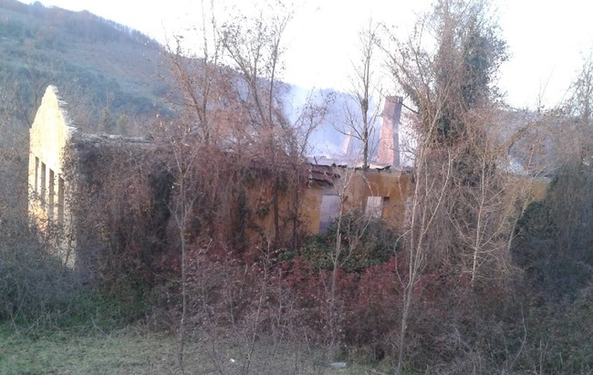 Kandıra\'da Atıl Durumdaki Okul Küle Döndü
