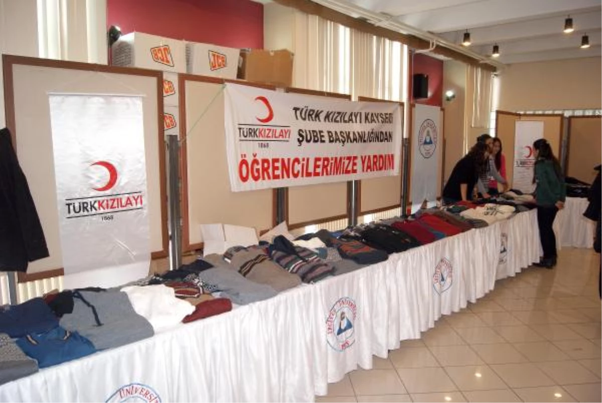 Kayseri\'de Kızılaydan Üniversite Öğrencilerine Giyim Yardımı