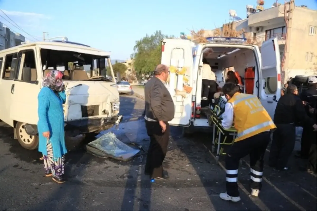 Milas\'ta İki Minibüs Çarpıştı: 13 Yaralı