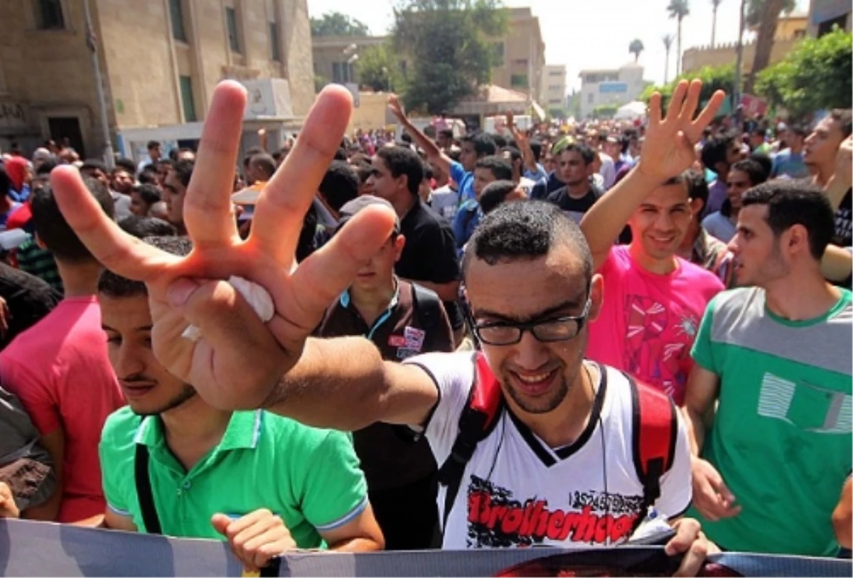 Mısır\'da Darbe Karşıtı Öğrenci Gösterileri