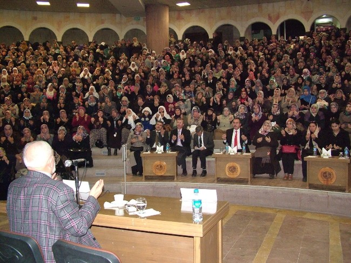 Nevşehir\'de \'İslam\'da Kadın ve Aile\' Konulu Konferans