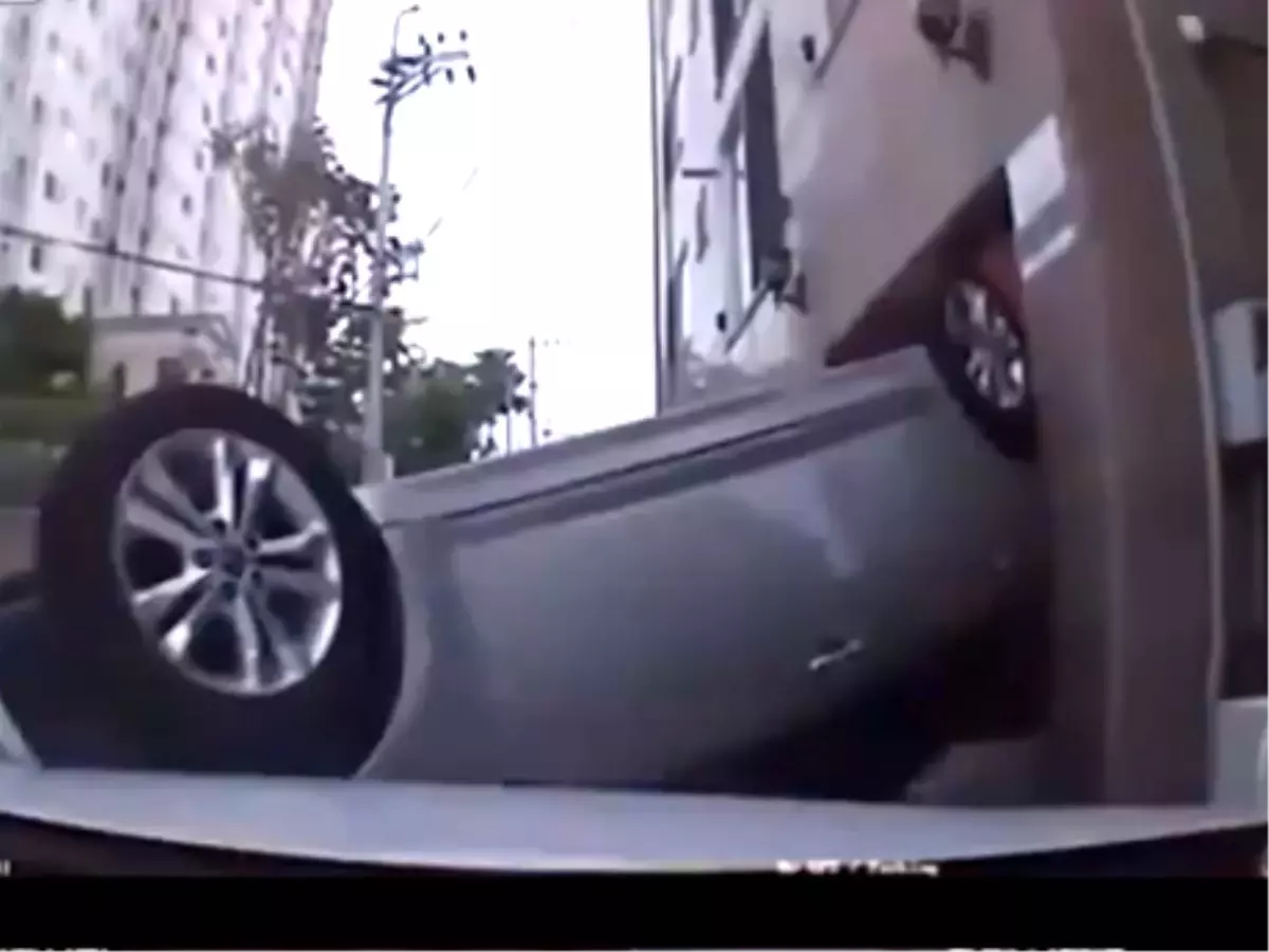 Otomobil Dar Sokakta Takla Attı