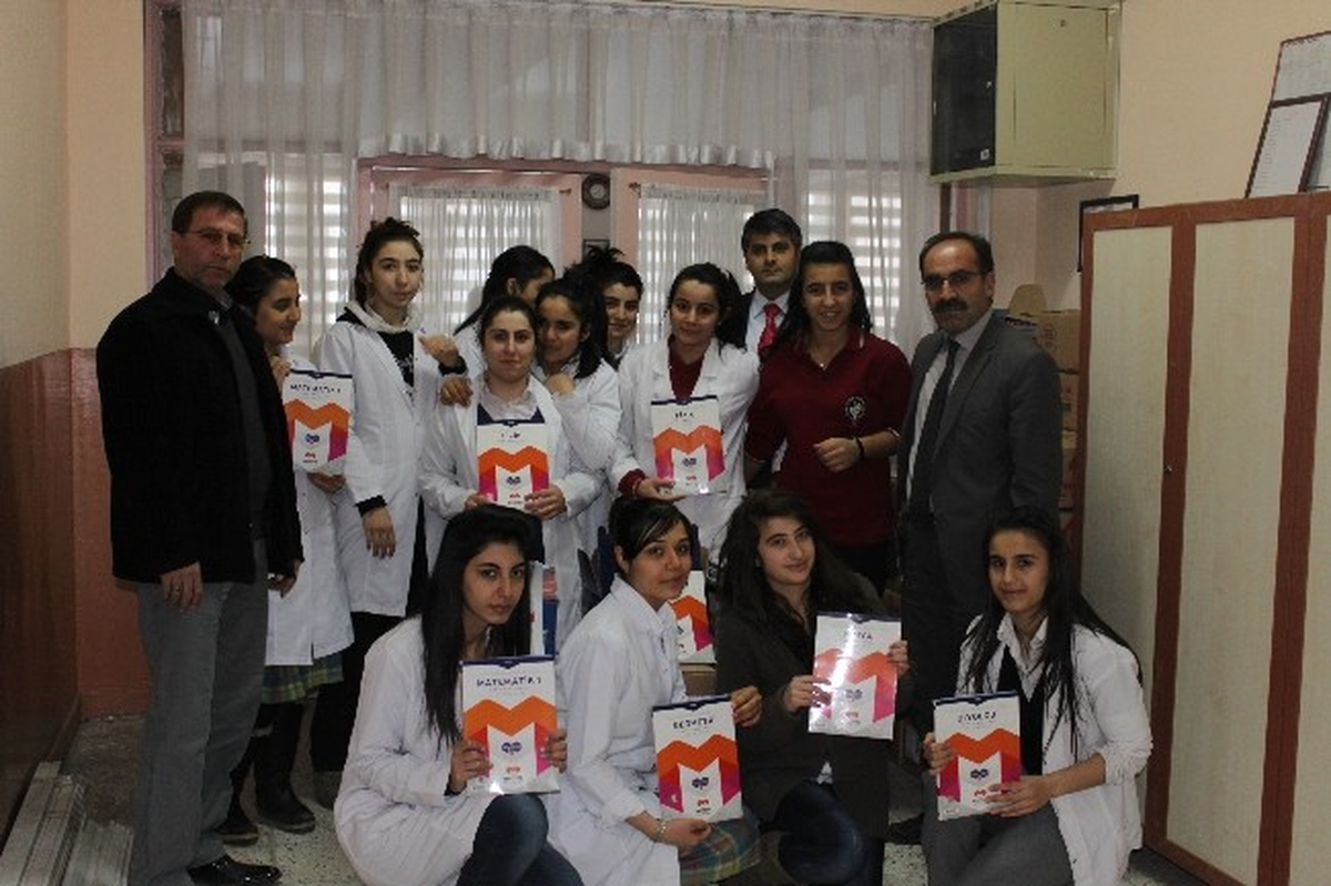 Rıfkı Salim Burçak Anadolu Kız Meslek Lisesi ve Okul Aile Birliği\'nden Kitap Kampanyası