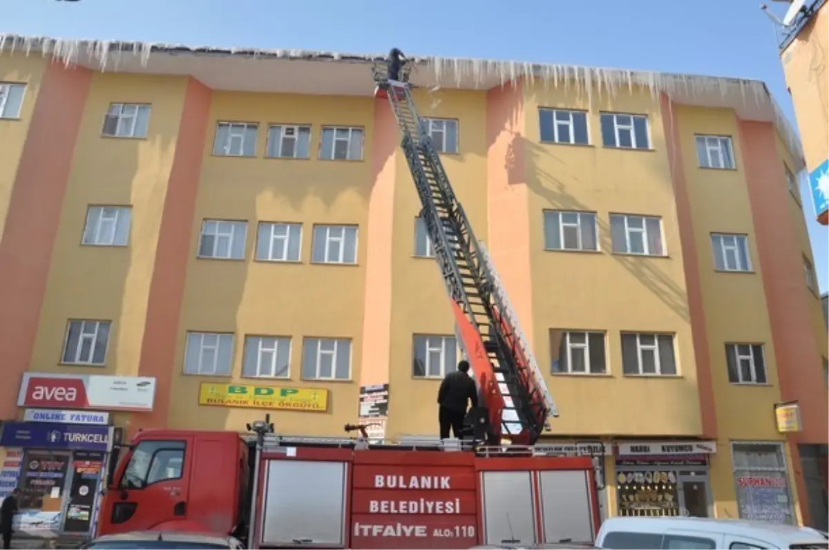 Saçaklarda Sarkan Buzlar Tehlike Oluşturuyor