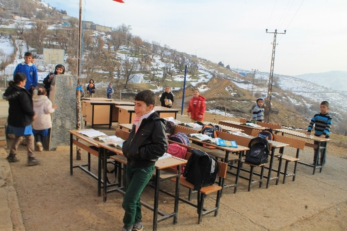 Tavanı Su Damlatan Okulun Öğrencileri Karda Ders Yaptı