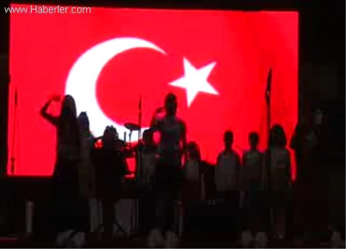 Ünlü Sanatçı Uğur Işılak, İstiklal Marşı Şairimiz Mehmet Akif Ersoy\'un 10 Şiirini Besteleyerek...