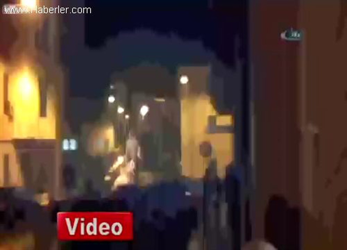 İtalya\'da Yüksek Gerilim Kablosu Havai Fişek Gibi Patladı