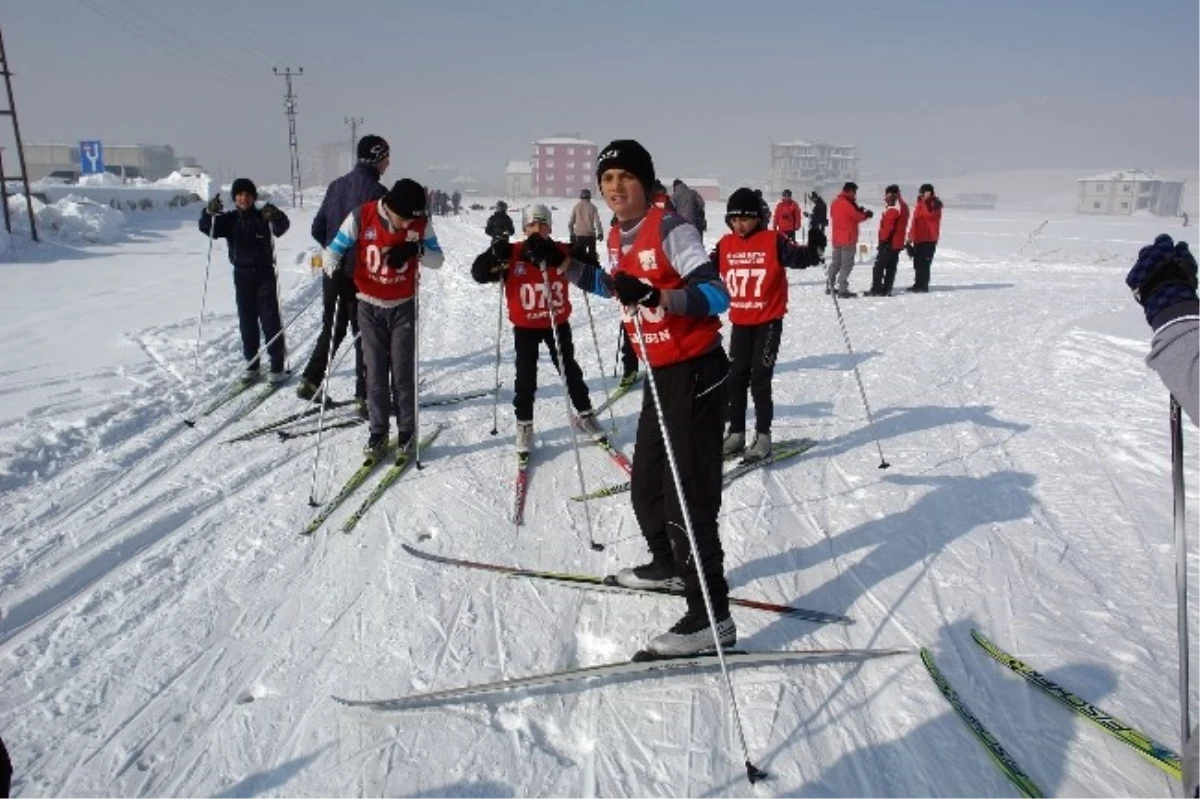 Yüksekova\'da Kayaklı Koşu İl Birinciliği Yarışması Yapıldı