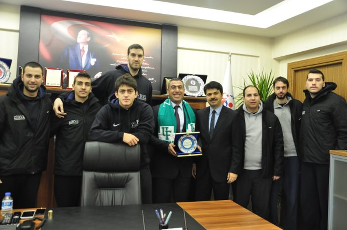 Zirve Üniversitesi\'nden Şiran\'a Plaket