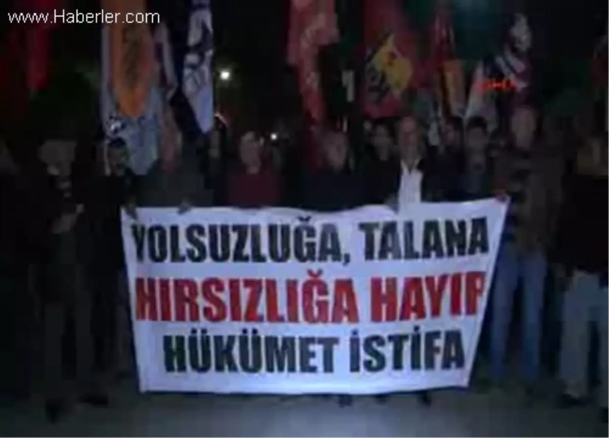 Adana\'da Üniversiteliler Yolsuzlukları Skeçle Protesto Etti