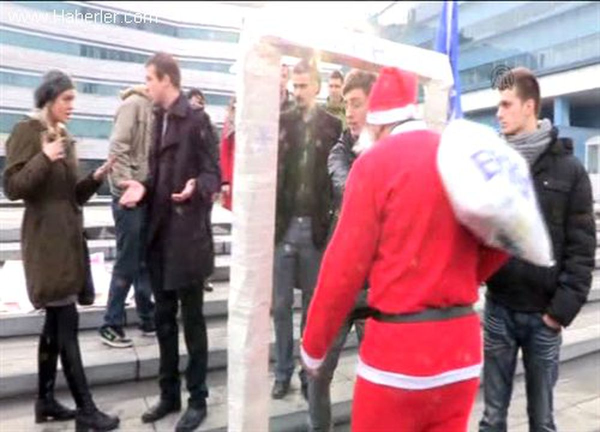 Bosnalı öğrencilerden \'\'Noel Baba\'\' kostümlü protesto -