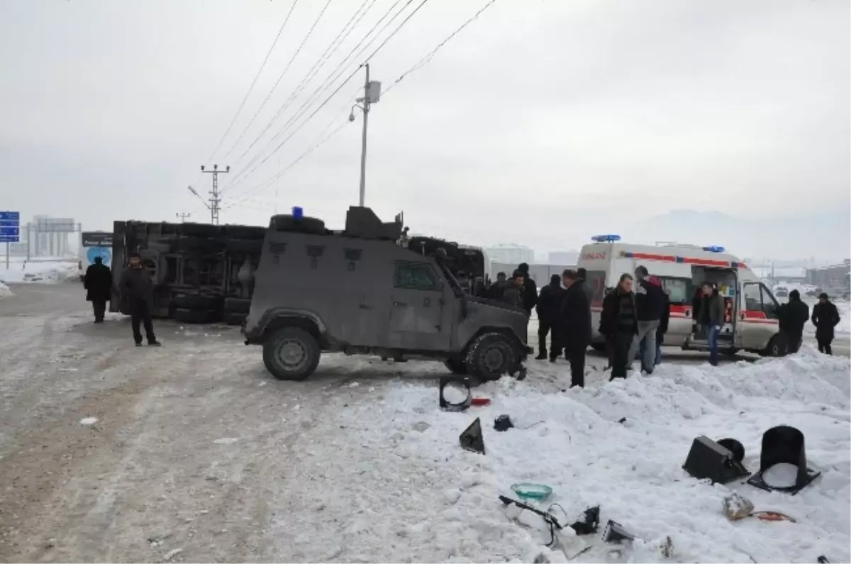 Buzlanmadan Dolayı Kamyon Yan Yattı