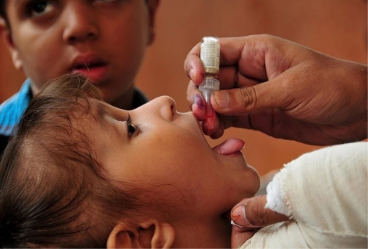 Ceyhan\'da Çocuk Felci Aşısı Yapılıyor