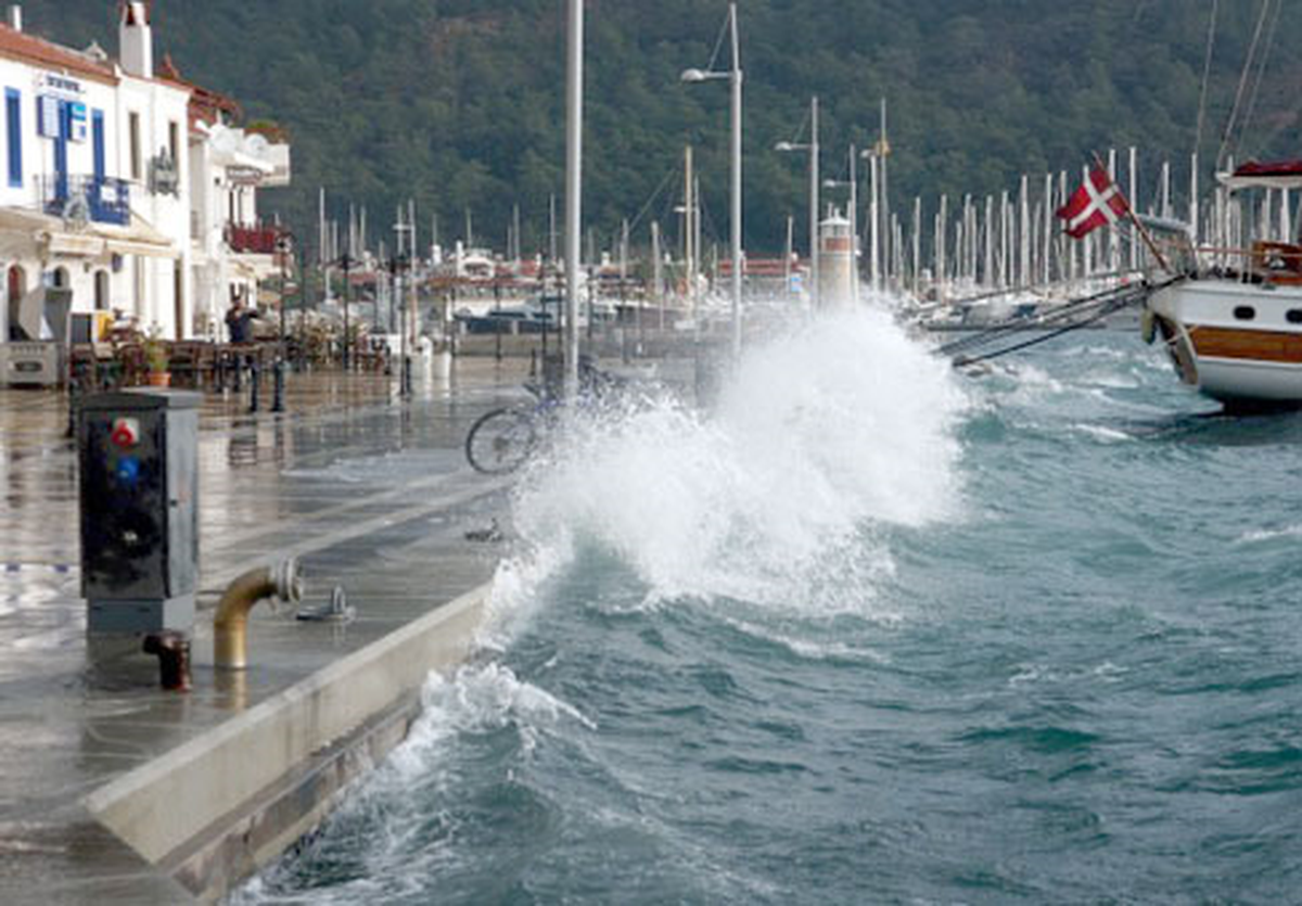 Ege ve Akdeniz\'de Fırtına Uyarısı