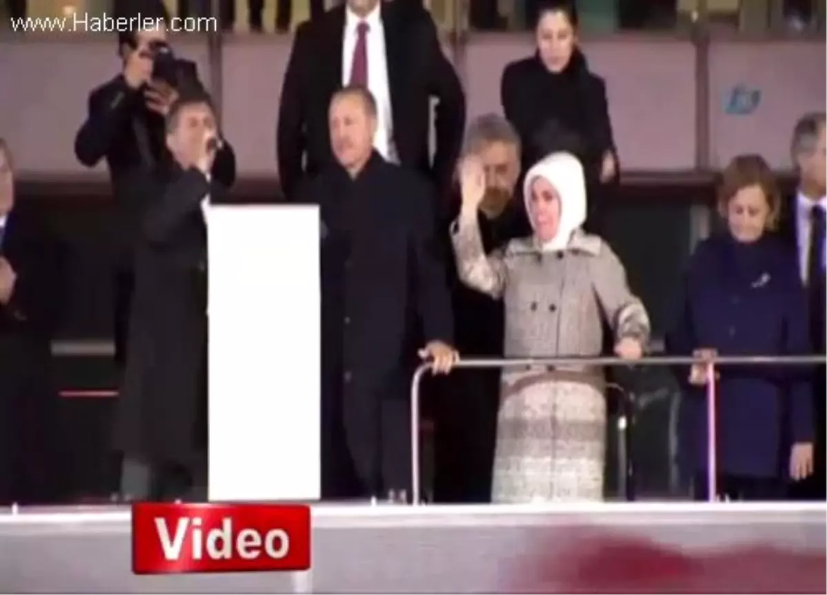 Havalimanındaki Çoşkulu Karşılama Emine Erdoğan\'ı Ağlattı