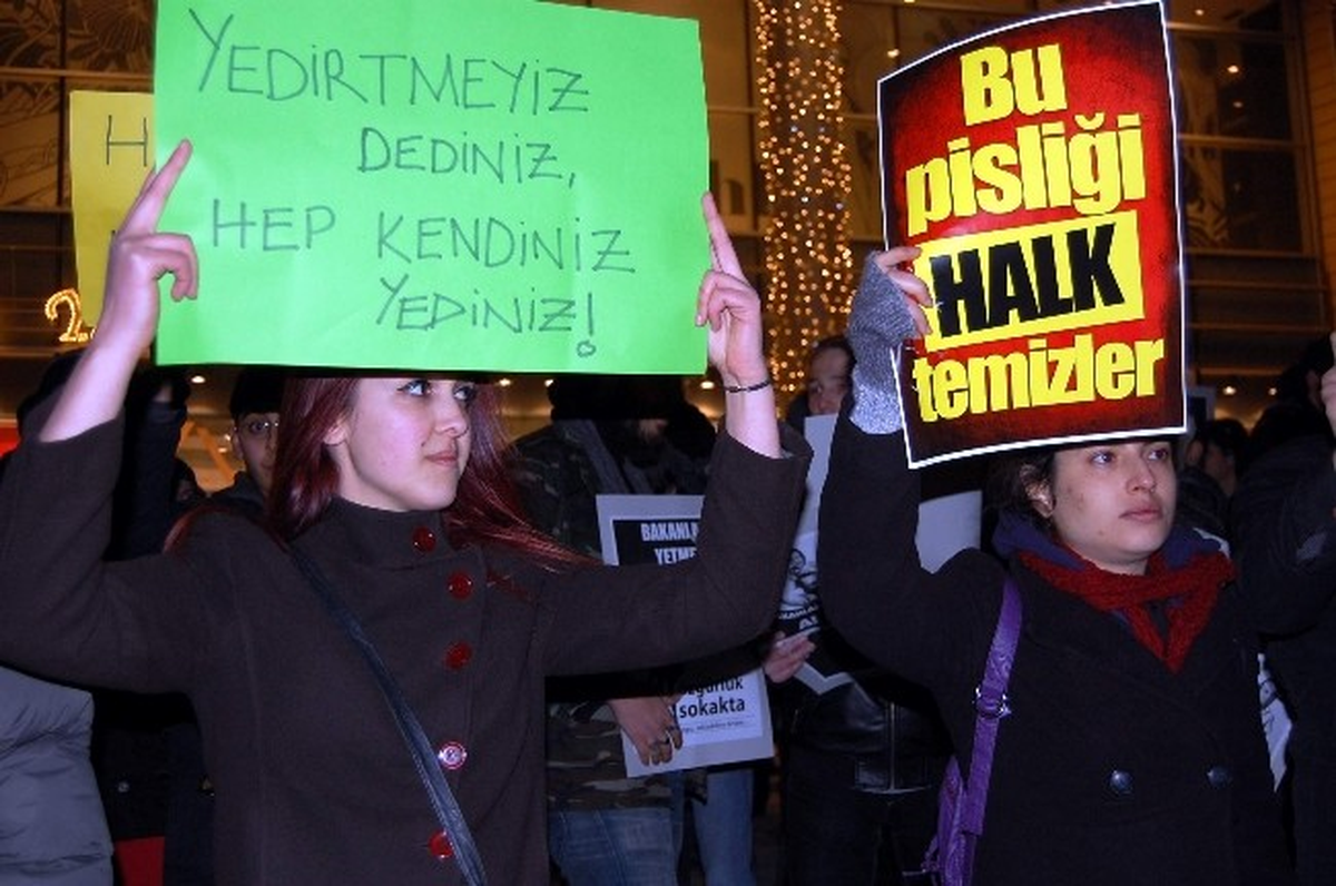 Eskişehir\'de Eylemci Grup AK Parti Binasına Yürüdü