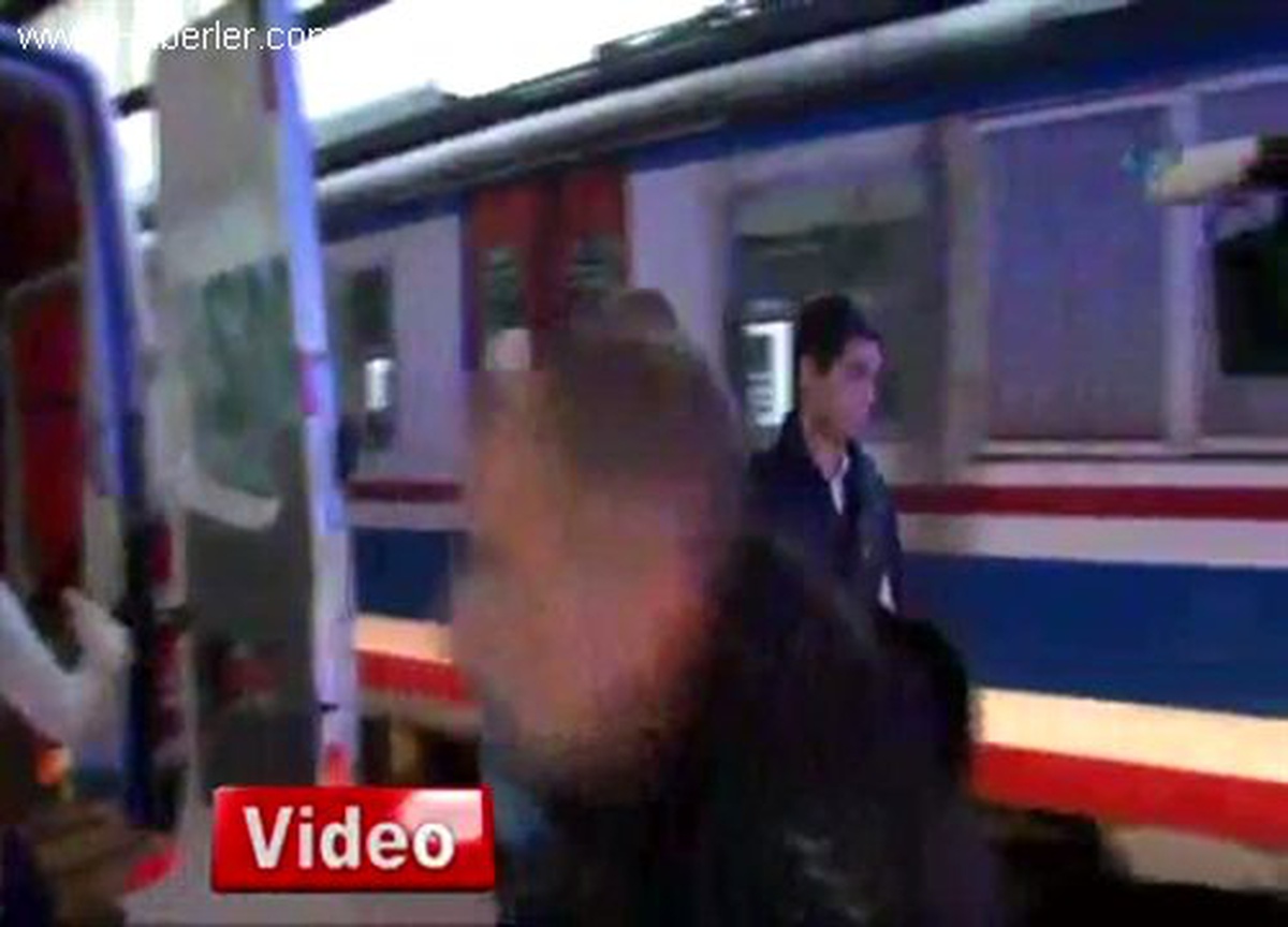 Fotoğraf Çektirmek İçin Trenin Üstüne Çıkan Turistler Akıma Kapıldı