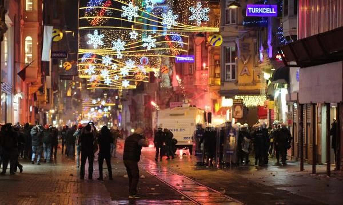İstiklal Caddesi\'nde Polis Müdahalesi (2)