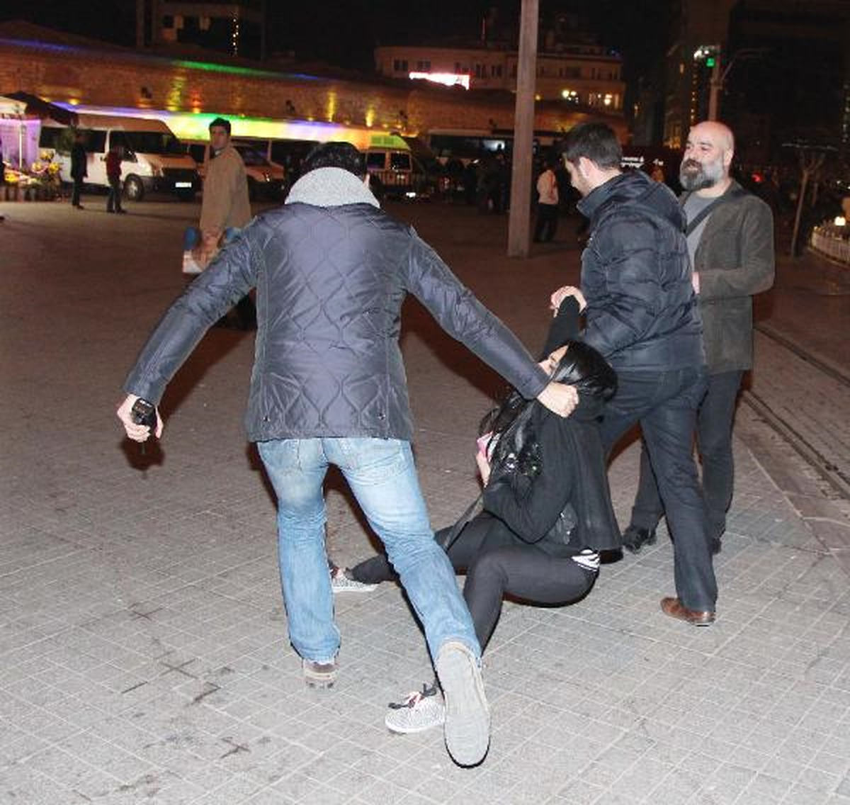 Kadın Avukat Yaka Paça Gözaltına Alındı