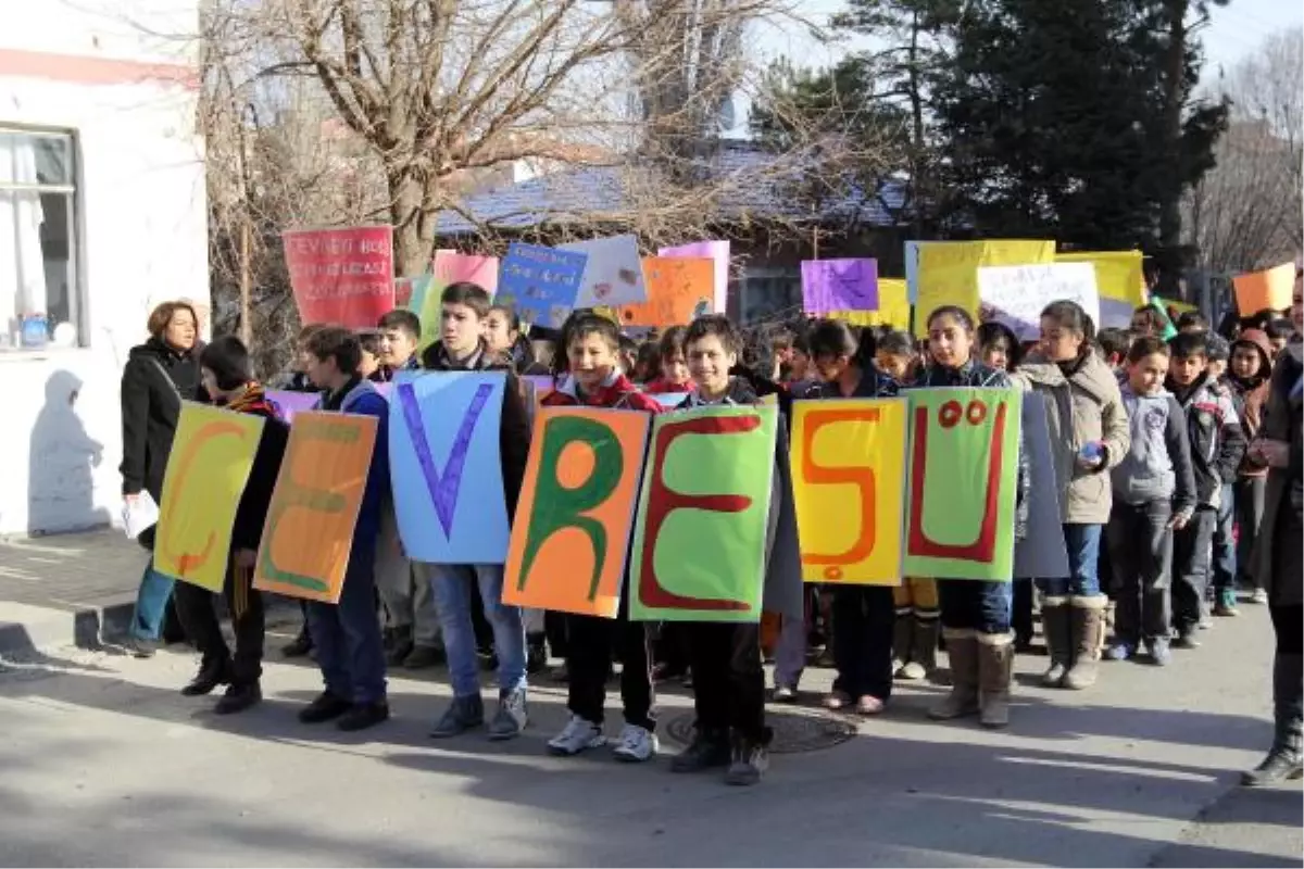 Kazan\'da Öğrencilerden Çevre Yürüyüşü