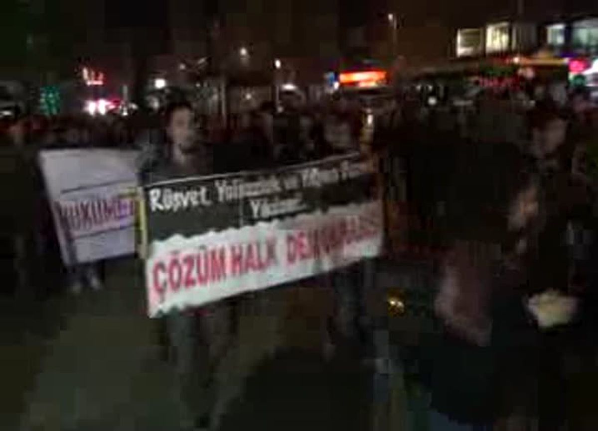 İzmit\'te 500 Kişilik Grup Yolsuzluğu Protesto Etti