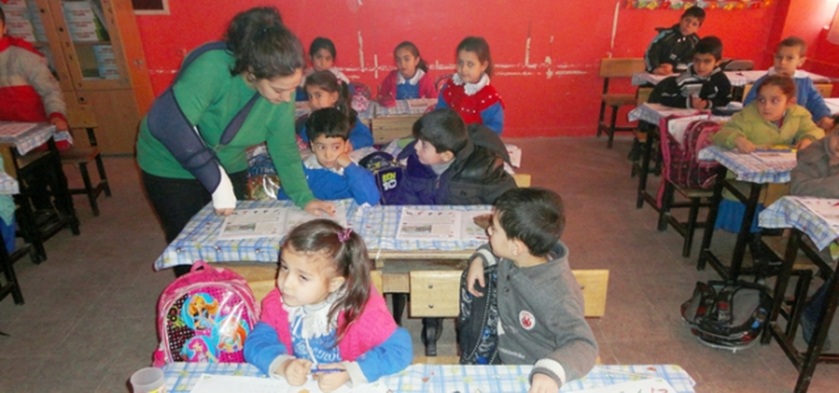 Kırılan Koluna Rağmen Öğrencilerini Bırakmadı