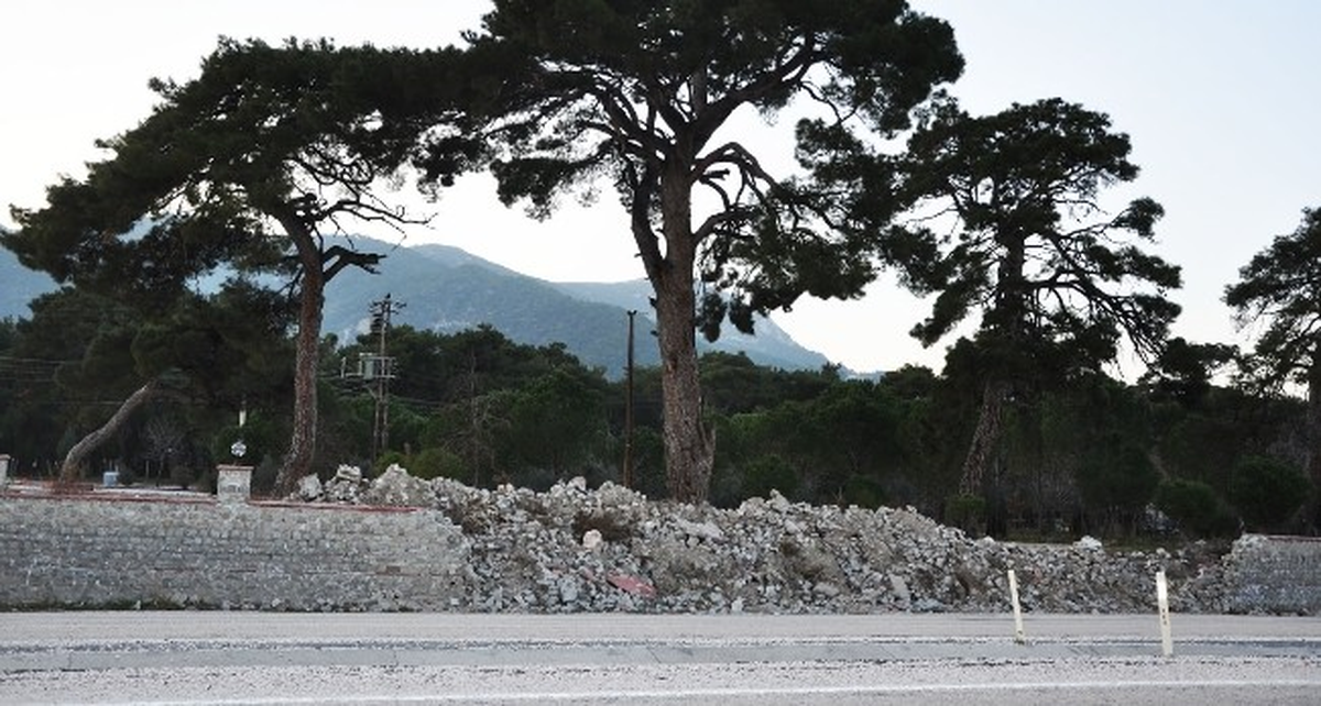 Kırkağaç Çam Festival Alanının Duvarları Bir Kez Daha Örülüyor