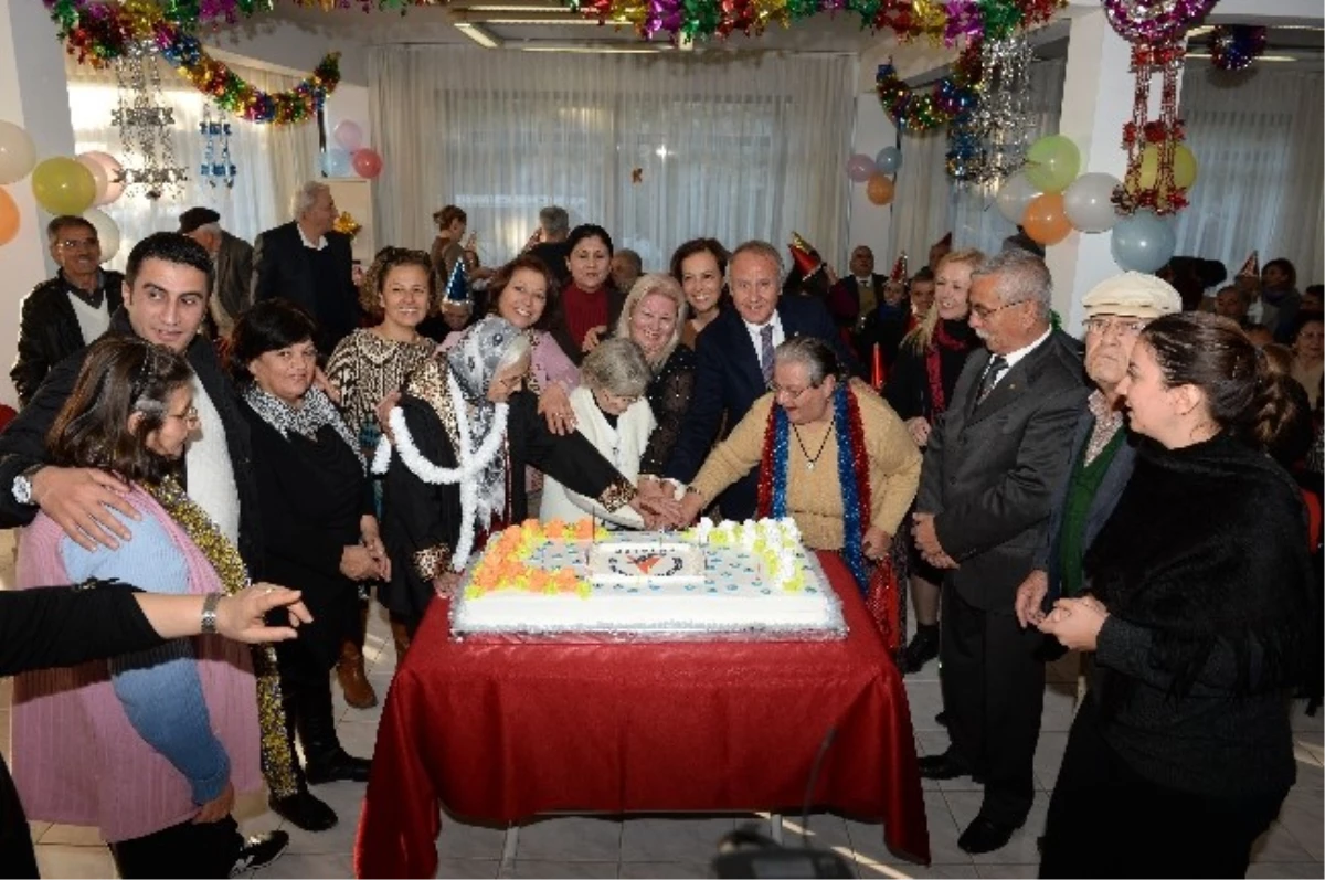 Muratpaşa\'da Yaşlılara Özel Yeni Yıl Kutlaması