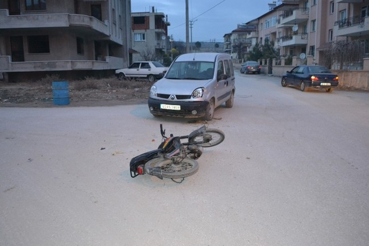 Otomobille Motosiklet Çarpıştı: 1 Yaralı