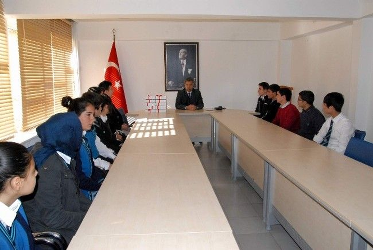Siverek Kaymakamı Erkal, 10 Öğrenciye Bilgisayar Hediye Etti