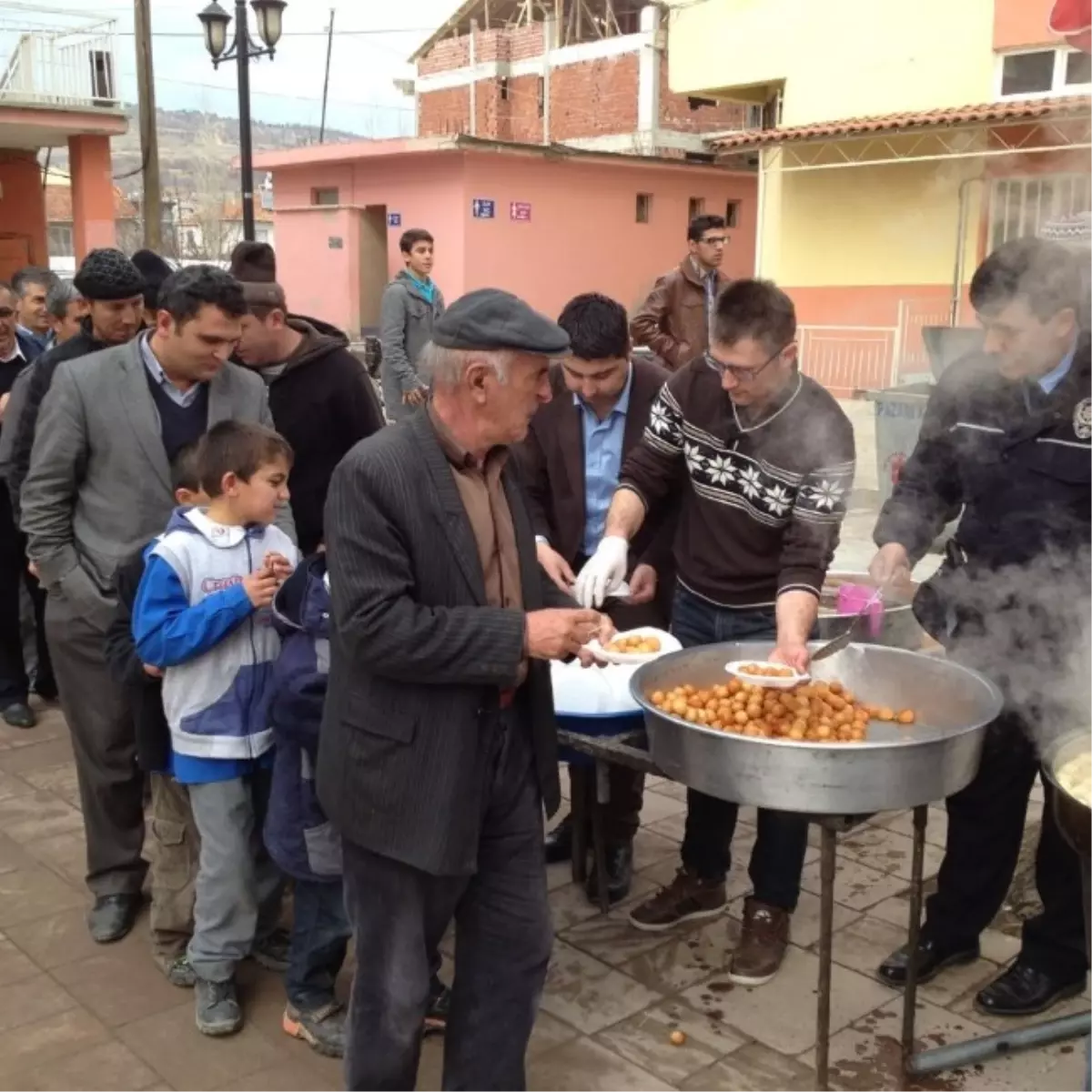 Şehit Emniyet Amiri İçin Pazarlar'da Lokma Dağıtıldı
