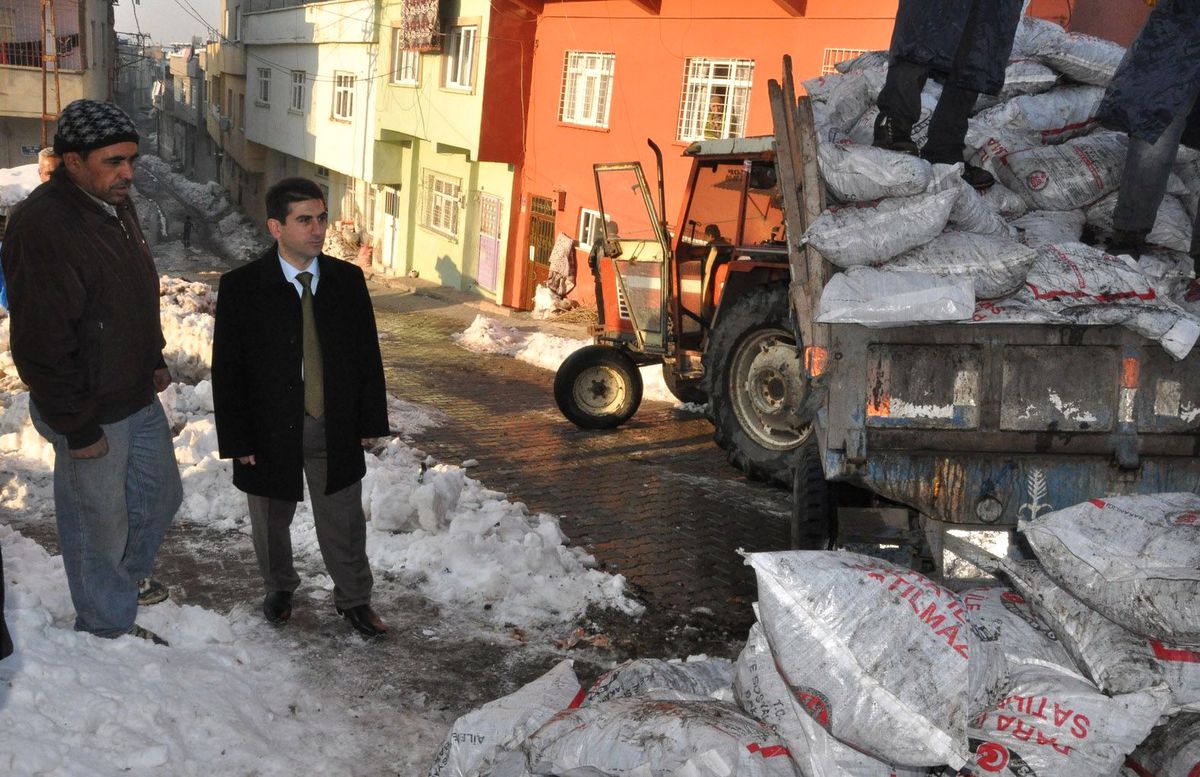 Siirt\'te İhtiyaç Sahibi Ailelere Kömür Yardımı Yapıldı