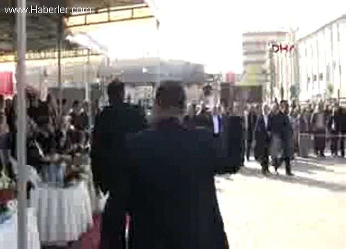 Tarsus\'ta Kurtuluş Töreninde Kutu Krizi Yaşandı