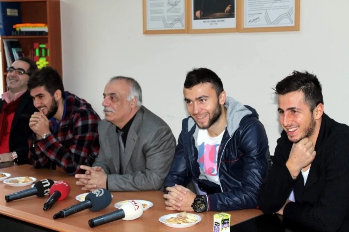 Trabzonspor\'lu Futbolcular Okul Ziyaretinde Bulundu
