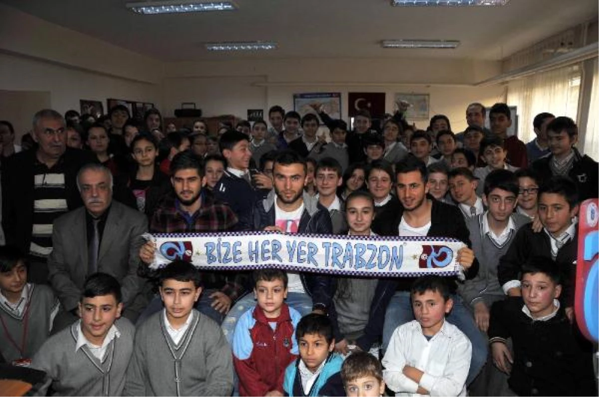 Trabzonsporlu 3 Futbolcu Öğrencilerle Buluştu