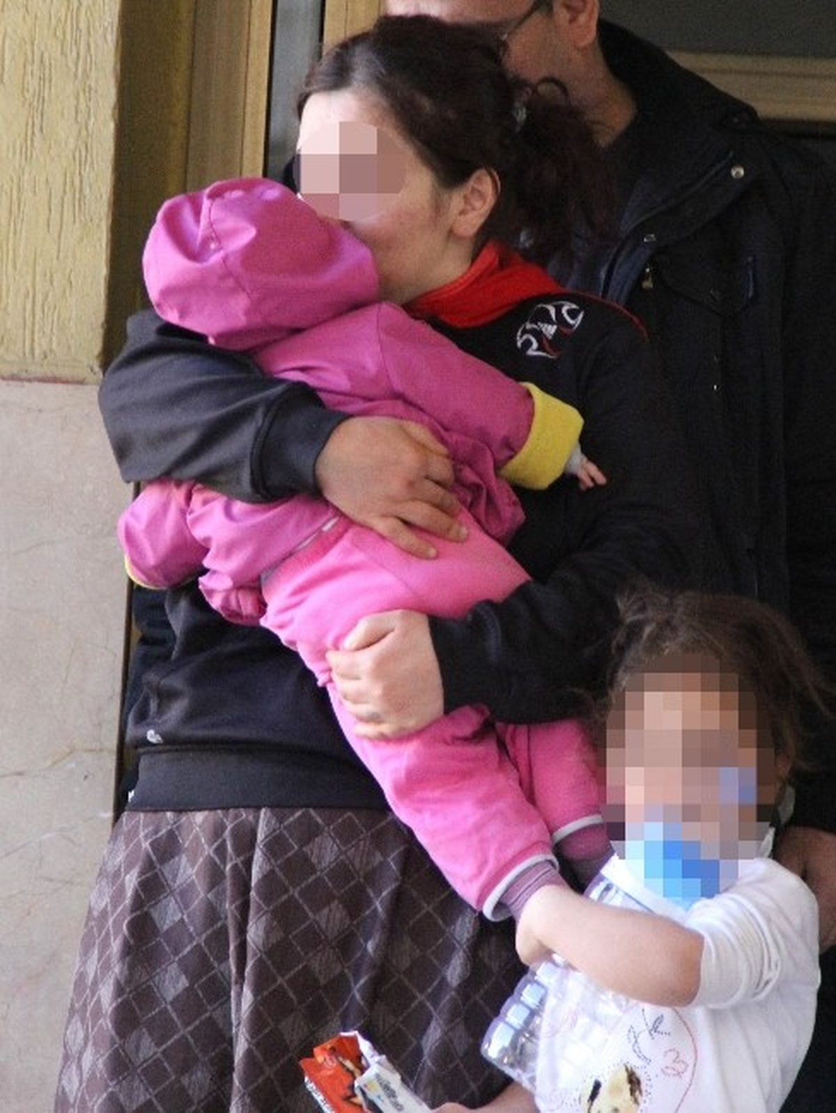 Tutuklanan Kadın Bebeğini Öpüp Ağlayarak Cezaevine Gitti