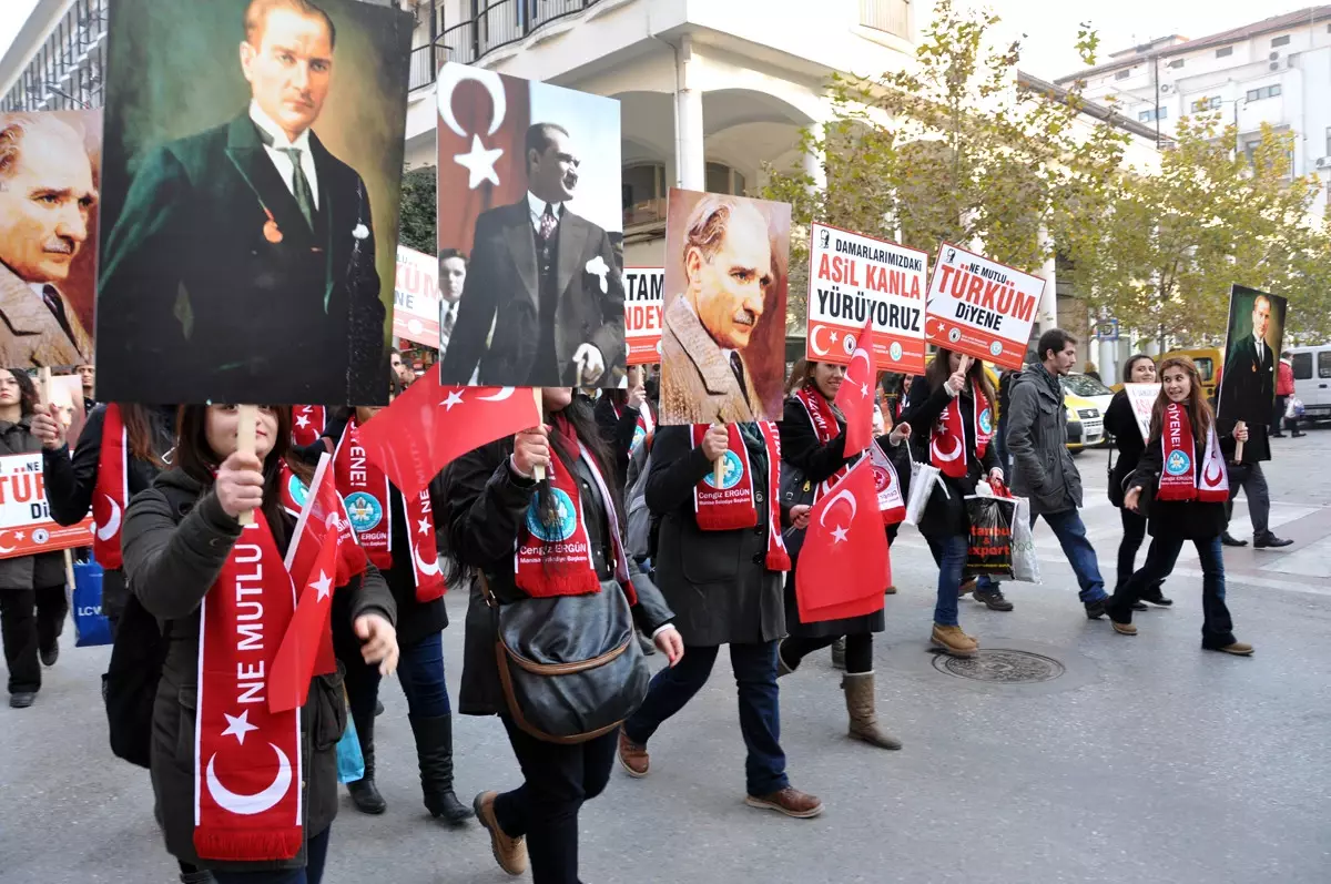 Manisa\'da Üniversite Gençliği Ata\'sının Yolunda