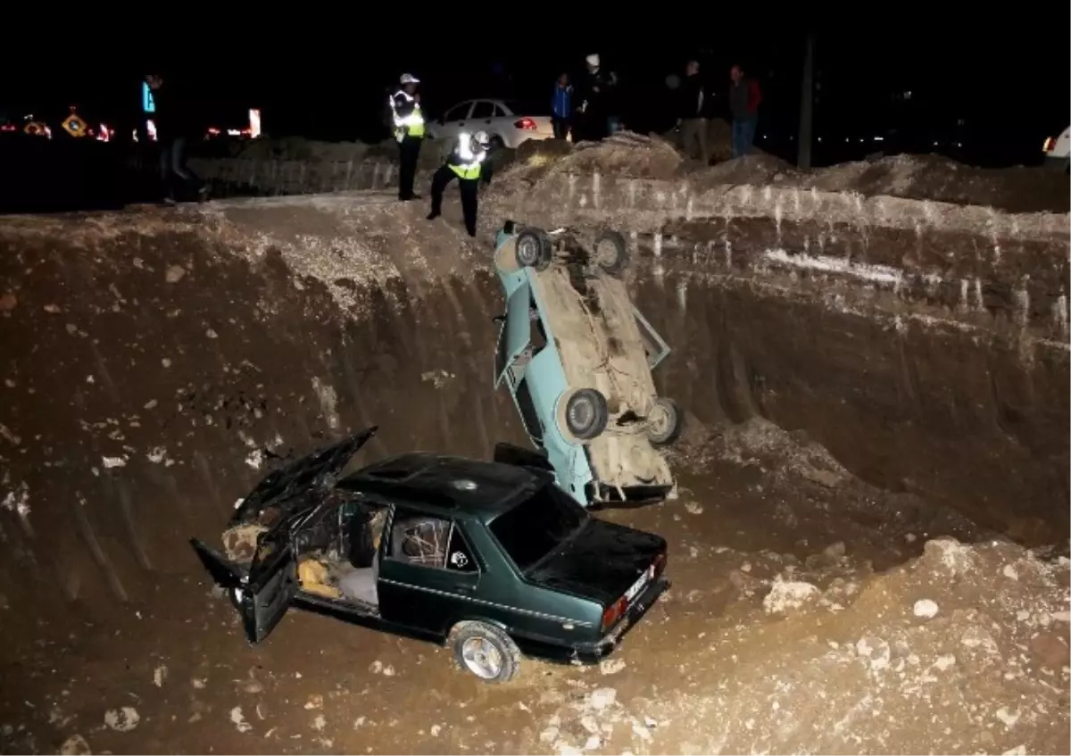 Balıkesir\'de 2 Araç Birden Çukura Uçtu: 5 Yaralı