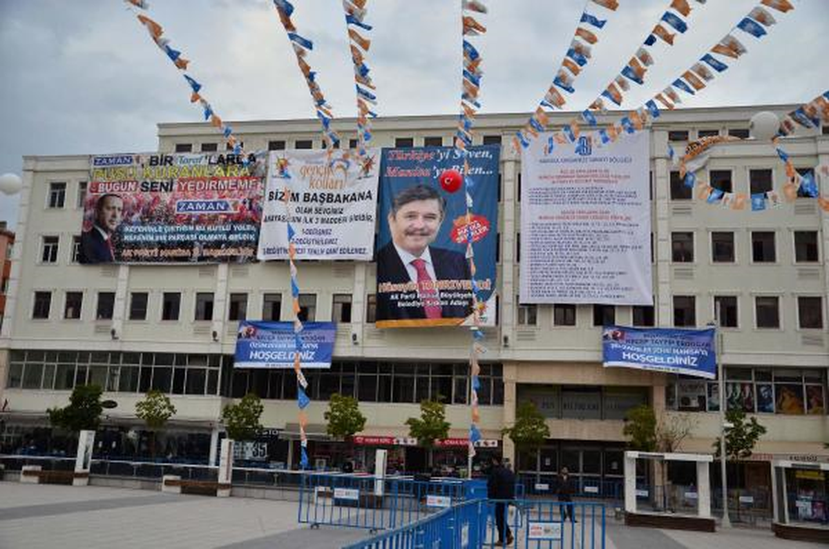 AK Parti Miting Alanında Gazeteli Mesaj