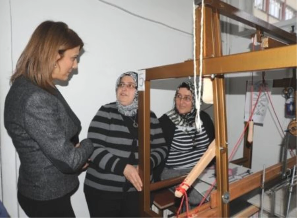 Vali Cirit\'in Eşi Halk Eğitim Kursunu Ziyaret Etti